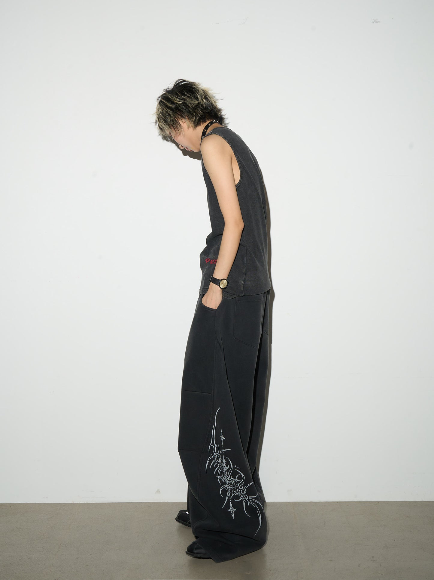 Letter Graffiti Round Neck Sleeveless Tank Top NA9076