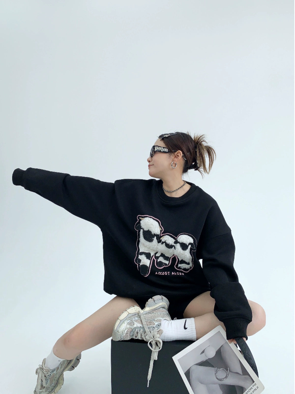 Sheep Patch Oversize Round Neck Sweatshirt NA2796