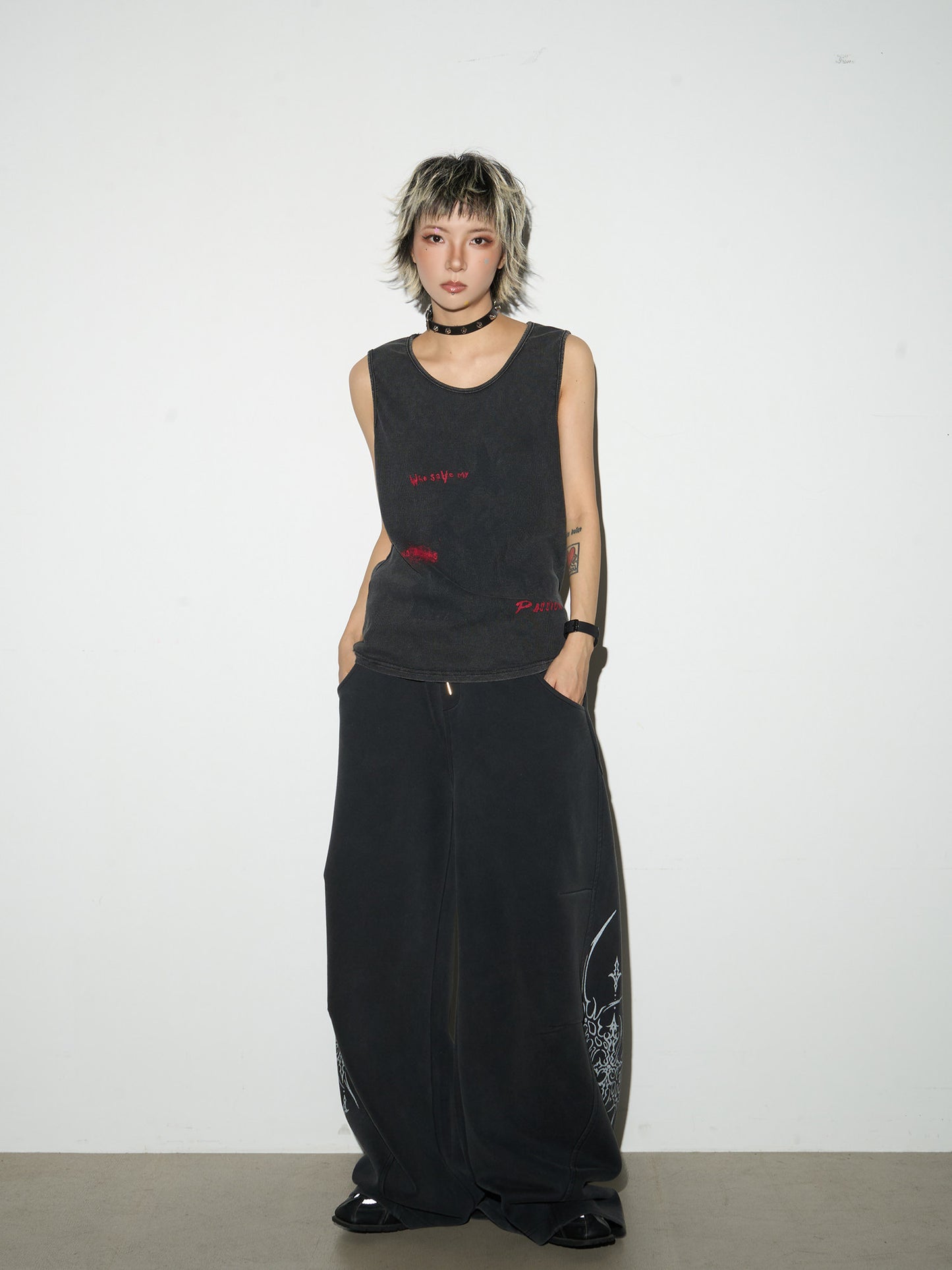 Letter Graffiti Round Neck Sleeveless Tank Top NA9076